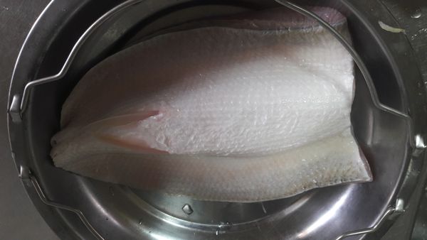 先將魚肚洗淨,淋上米酒去腥