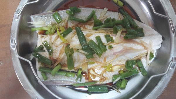 加入薑絲和蔥段後淋上醬油,放進電鍋蒸熟即可