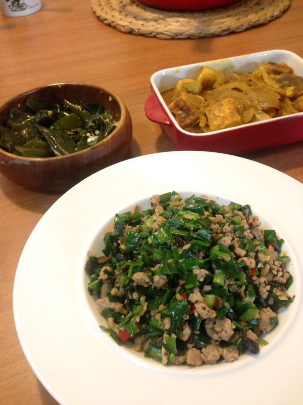 鍋子大火加熱，把醃好的豬絞肉下鍋炒香炒散，務必炒肉末粒粒分明，然後繼續放入蒜末、辣椒、豆鼔一一同炒，最後下韭菜末快速翻炒，然後加入白胡椒粉、糖、鹽(豆鼔已經有鹹度了，因此務必請先試吃一下後再決定要不要再加鹽)調味，起鍋前再加一些些香油會更好吃呦。