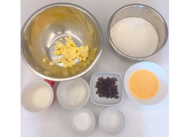 所有材料秤量好
①奶油切小丁
②低筋麵粉+泡打粉混合過篩兩次
③雞蛋打散
④果乾切小塊
全部放入冰箱冷藏30分鐘