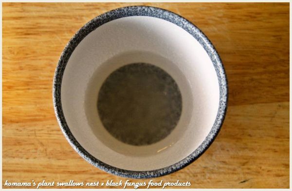 寒天粉先用白開水稍微拌勻後，再倒入鍋中加熱。