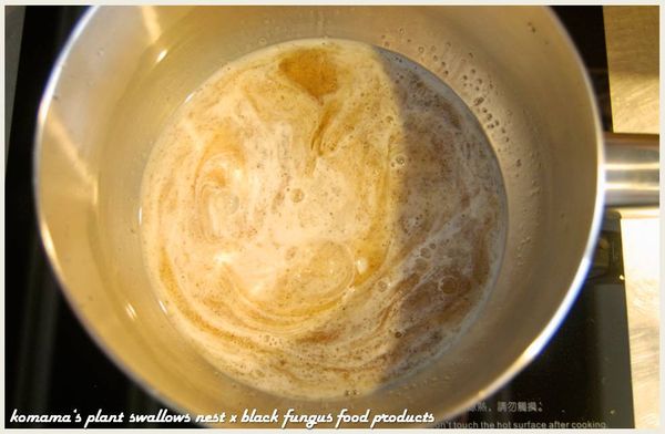 最後倒入鮮奶，持續攪拌至色澤完全混合即可。