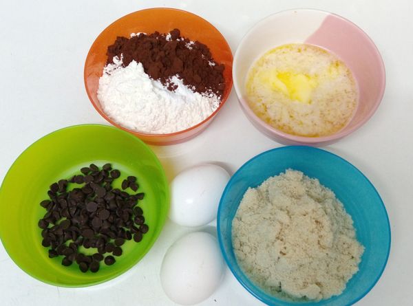 備好材料，冷藏蛋放室溫回溫，無鹽奶油用微波或隔水加熱融化，粉類過篩。