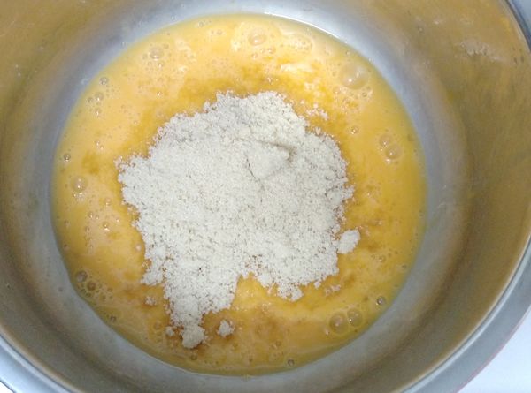 蛋打散後加入糖用打蛋器打至糖融化即可，不用打發。
