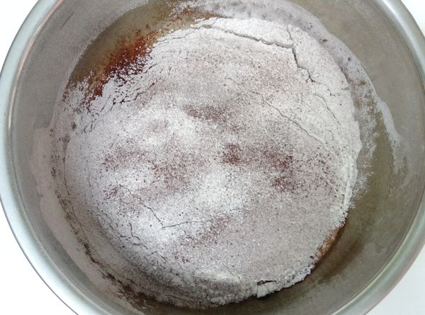 倒入過篩的粉類，用切拌方式稍拌一下。