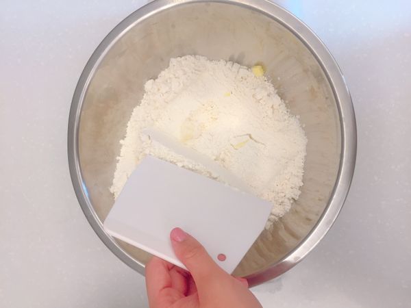 加入奶油丁用塑膠刮板用切拌的方式混合成鬆散的狀態
（也可以用手隔著麵粉將奶油搓碎）