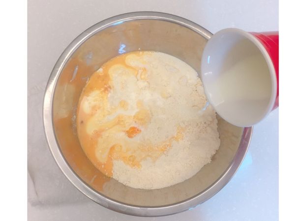加入打散的雞蛋和牛奶用手快速混合成不黏手的麵團
（若太黏可斟酌加低筋麵粉）

這時可依個人喜好加入果乾