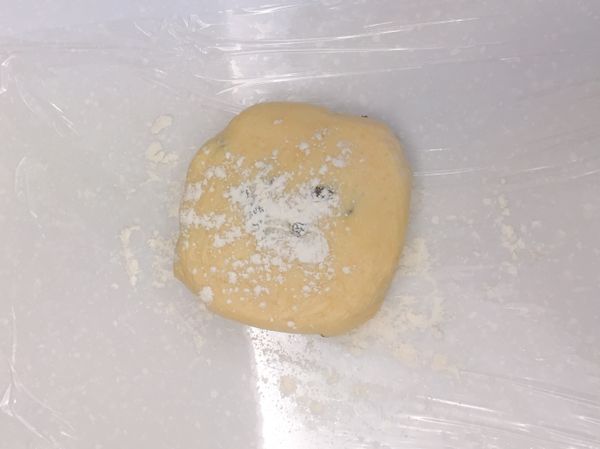 冰硬後在桌上鋪一層保鮮膜灑上低筋麵粉 放上麵糰再灑一次低筋麵粉 避免黏手