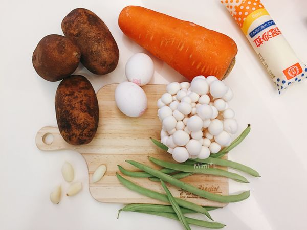 將馬鈴薯、紅蘿蔔洗淨去皮切成適量塊狀備用
