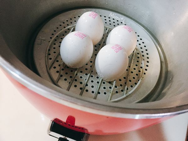 雞蛋洗淨後放一杯半的水蒸熟