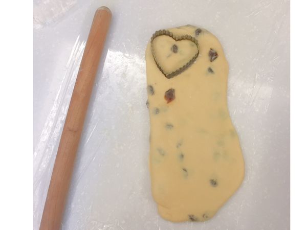 最後將麵糰桿成厚度約2.5公分的麵團
使用模型（圓形、心型...）壓出形狀