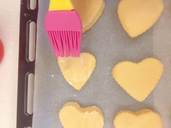 ①烤盤上放放粘紙
②將麵糰整齊放上烤盤
③刷上牛奶