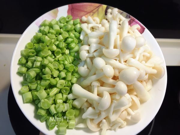 等待馬鈴薯紅蘿蔔蒸熟放涼時，一邊將雪白菇和四季豆洗淨剪段