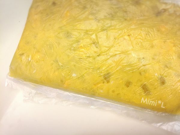 蛋黃和放涼的大部分馬鈴薯裝袋壓成泥，剩下的馬鈴薯留塊狀保留口感