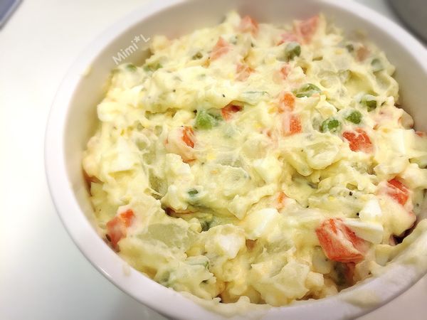 將所有的材料加入沙拉、少許鹽和黑胡椒拌勻，放入冰箱冷藏幾小時就能上桌嘍！