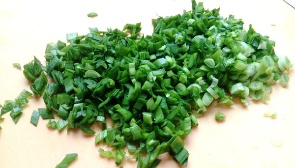 先將蔥或韭菜切成末。
我是喜歡先用約1小匙的油將蔥花或韭菜末小火炒香，這樣香味會更豐厚。