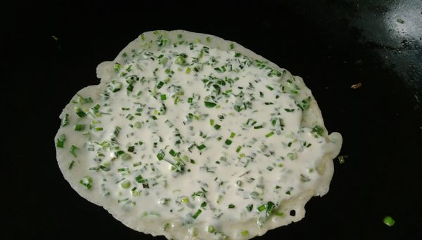 鍋子抹上薄薄的油，倒入粉漿，繞成圓形，中小火煎兩面熟。