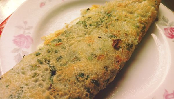 把餅皮起鍋，鍋中不用再放油了，打入蛋，將餅皮蓋上，把蛋煎熟，捲起來。