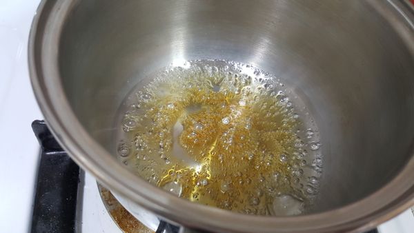煮焦糖
將焦糖材料放入鍋中，用小火將糖煮沸，記得千萬不要用湯匙或筷子去攪動，發現糖有開始變黃，搖動鍋子即可。