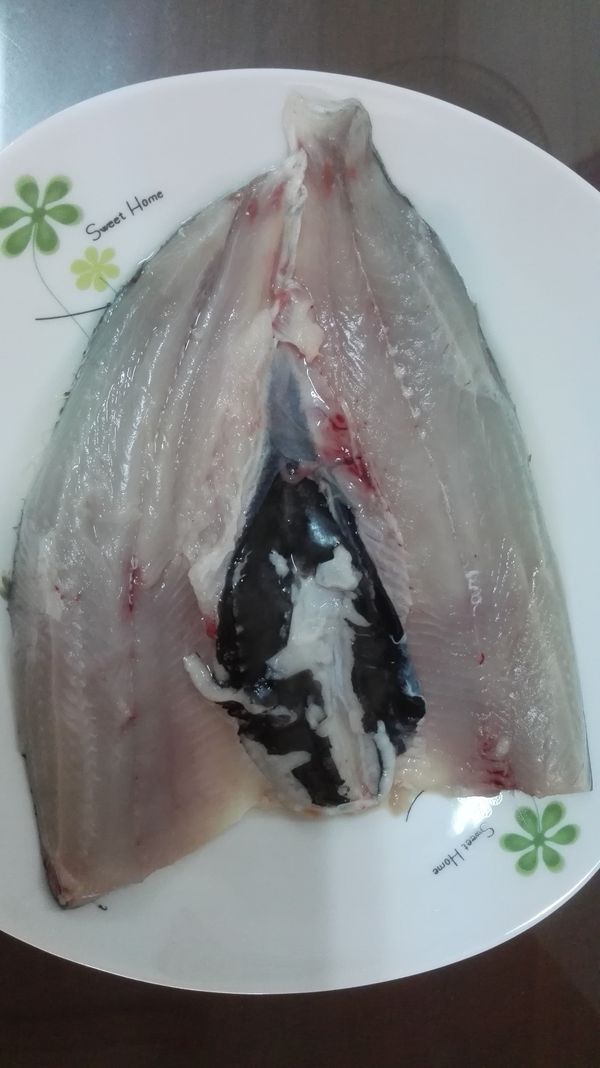 將虱目魚肚洗淨擺盤。