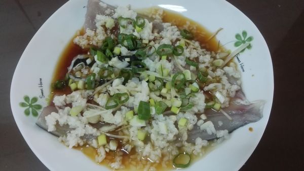 將薄鹽醬油、米酒、酒釀淋於魚肚上，撒上蔥花、蒜末、薑絲，放入電鍋，外鍋一杯量米水，蒸煮後即可食用。