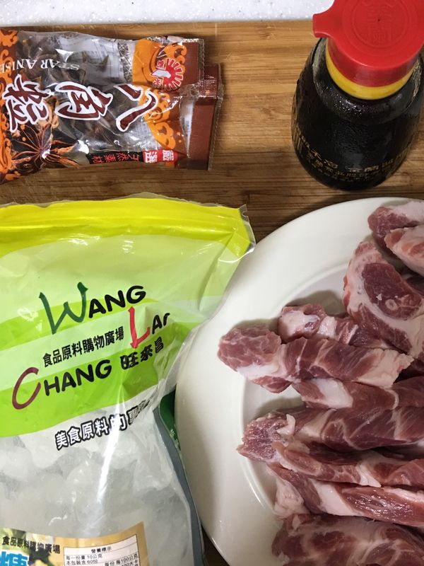 取另一鍋子大火乾煎豬五花至兩面微微焦香並同時放入蒜頭爆香