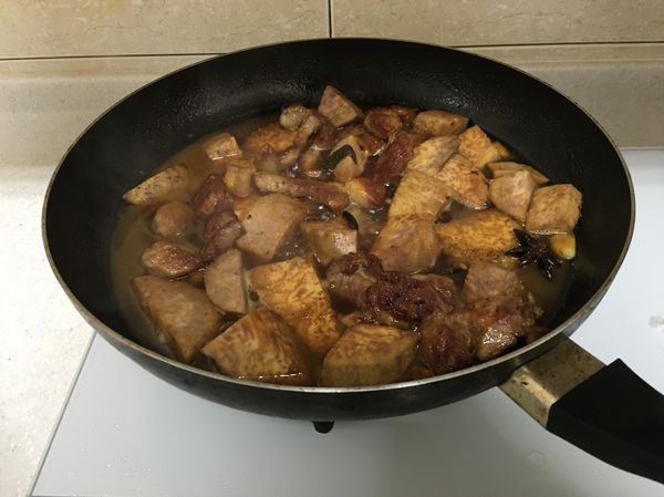 放入醬油及冰糖並加入適量的水蓋過芋頭，煮25分鐘直至入味並收汁