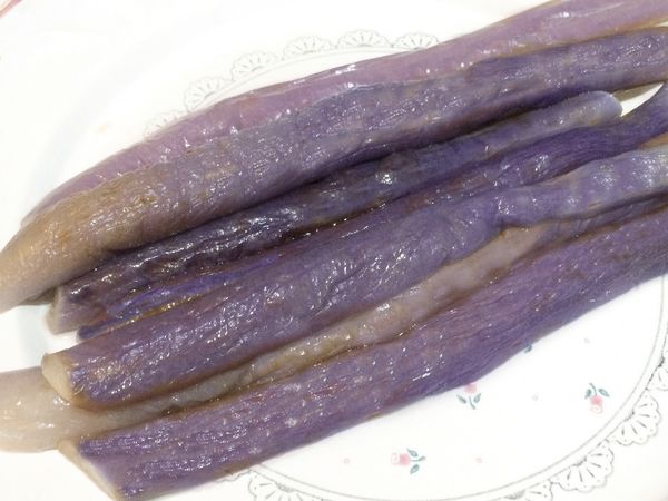 只要選擇的茄子表面很漂亮，燙出來的茄子就會呈現紫紫的顏色喔