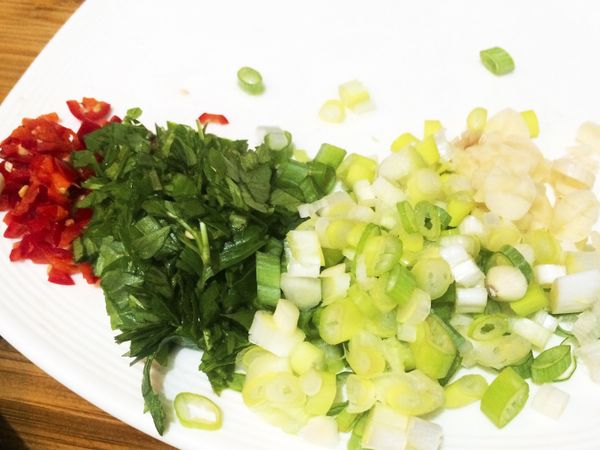 準備辣椒，蔥，蒜，九層塔切末