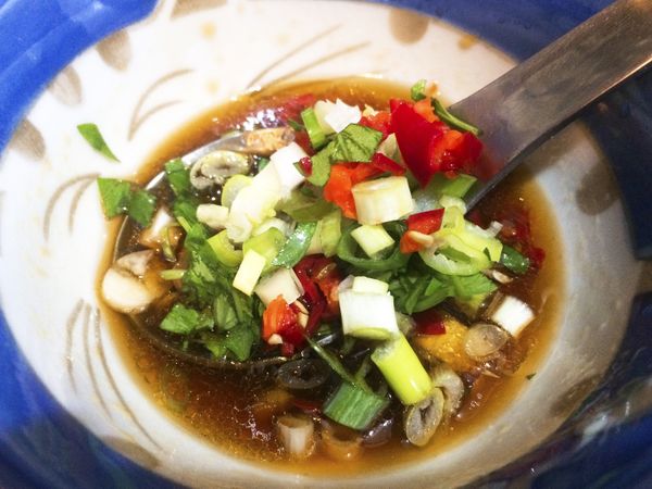 調製醬料（蔭油，糖，醋，香油，辣椒，蔥，蒜，九層塔）混合拌勻