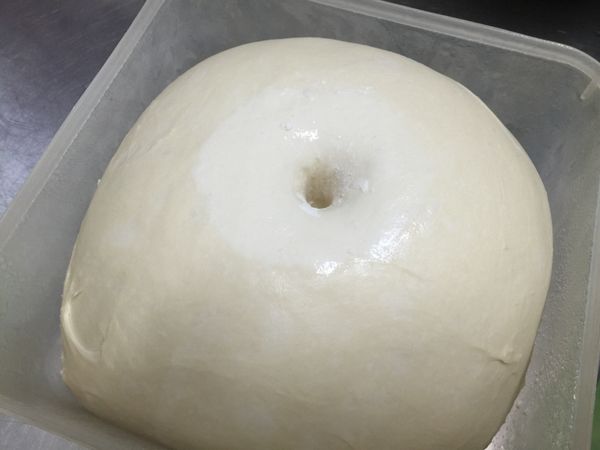 發酵完成至兩倍大，手指沾麵粉插到底，麵團不再回縮即可