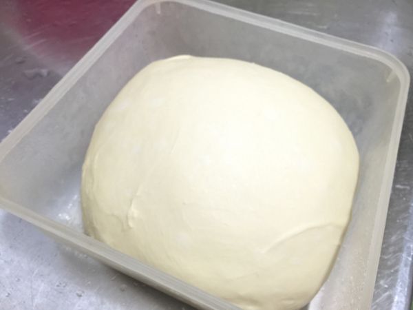 麵團整圓，放已抹油的保鮮盒，蓋上蓋子，置溫暖空間（28°C)基本發酵約40分鐘