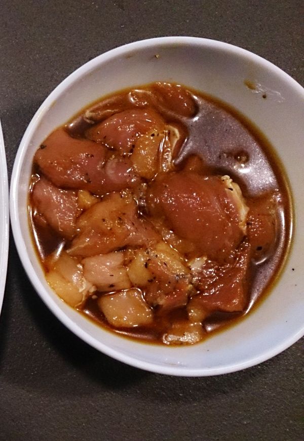 花田里肌肉切丁後加入醃料抓醃