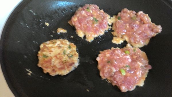 平底鍋放油，熱鍋後一匙一匙挖到鍋中，分4份，用比小火稍大的中小火慢煎，第一面煎時，不急著翻面，等看到肉有點兒泛白定型才翻面，煎到兩面金黃色即可，很簡單又很下飯的一道菜。