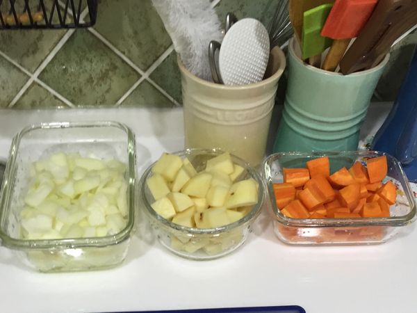 先把所有食材切成自己想要的丁狀