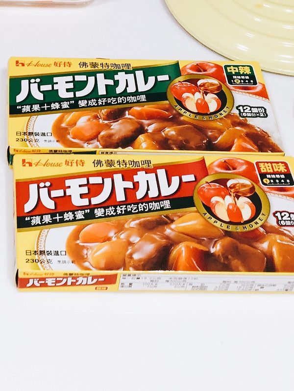 將水加到鍋子六分滿
先放入洋蔥跟水一起滾沸
滾沸後加入三塊甜味與三塊辣味的咖哩塊
攪拌至溶解
再加入紅蘿蔔與馬鈴薯開小火燉煮
最後在加入雞胸肉開大火
等到肉煮熟再轉小火燉爛
(我通常都會前一天晚上先煮，煮到這裡冰到冰箱，隔天吃會更濃郁，食材也會更軟嫩)