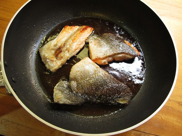 魚肉翻面, 倒入[照燒醬]燒煮入味熟透