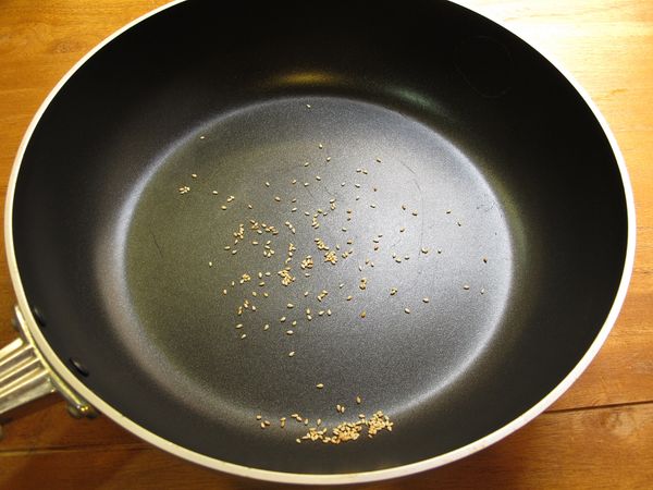 乾鍋小火炒香白芝麻取出