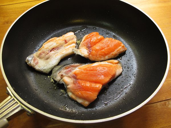 續原鍋, 倒入1小匙油, 擺入鮭魚, 煎至底部金黃約末5分熟