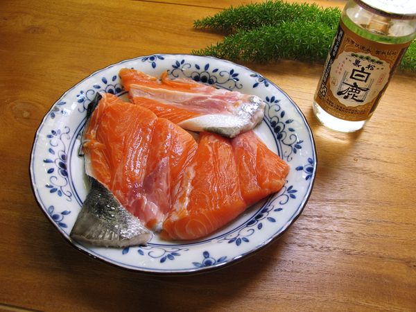 鮭魚洗淨, 用廚房紙巾吸去表面多餘水份 (煎的時候才容易乾香, 魚皮不易破)