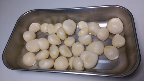 蒜頭泡水(約20分鐘)去除蒜膜，並且去除蒂頭!