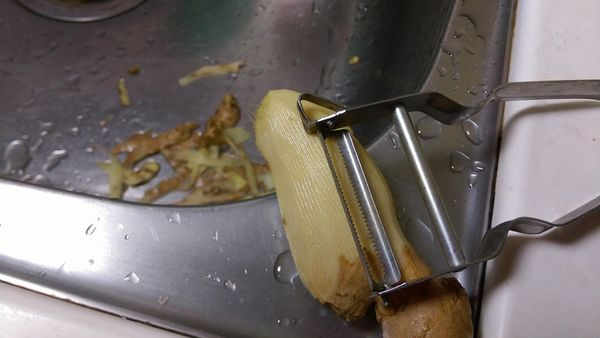 薑片用刨刀去除外皮