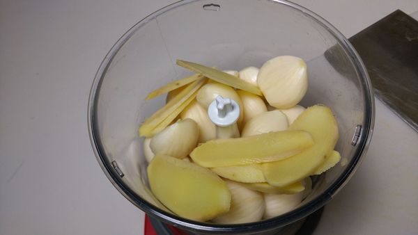 將蒜仁與薑片，放入食物攪碎機內