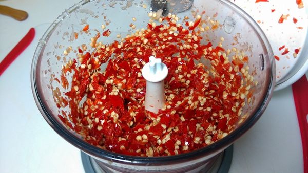 放入一半的辣椒打成粗碎狀態(取出)
