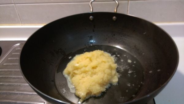 取一鐵鍋加入植物油，將蒜薑泥下鍋拌炒，炒出香氣為止(請戴上口罩,戴多層一點)哈哈！