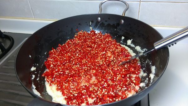 加入所有辣椒，並且加入糖、鹽一起拌炒!