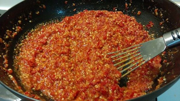 炒到辣椒軟化，再加入白芝麻油拌炒均勻即可關火