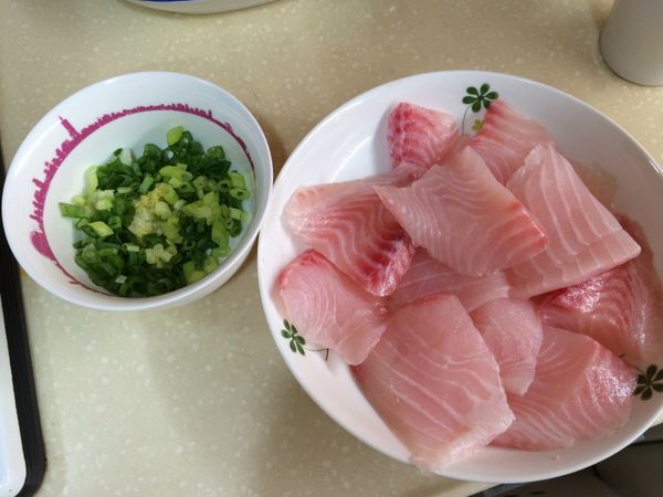 蔥末切好備用(依照個人喜好可以添加辣椒或薑、蒜)，我是買冷凍真空包裝的鯛魚片(1包4~5大片)~連同包裝沖冷水稍微退冰，就可以切塊(如照片)，淋上米酒去腥。