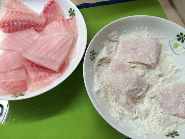將麵粉、鹽、胡椒粉倒進盤子攪拌拌勻，將鯛魚片的每一面均勻裹上薄薄一層麵粉。