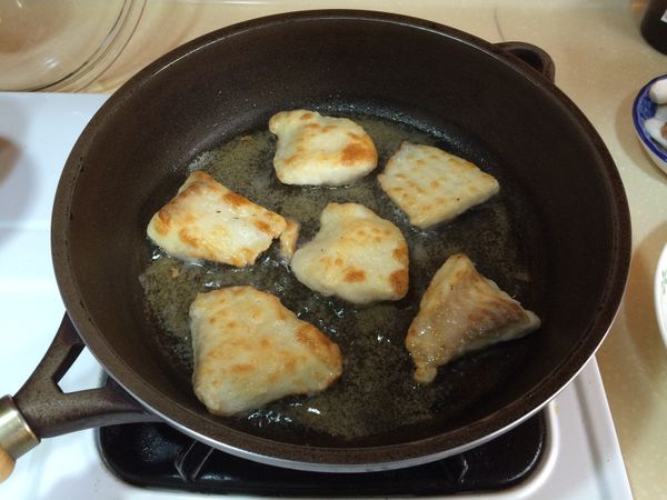 用平底鍋，油要使用多一些，等油的溫度熱了(我選用豬油或椰子油是因為這兩種油耐高溫不容易變質)，就可以將鯛魚鋪好用中小火煎依照魚片的厚度拿捏時間，約3~4分鐘再翻面(煎的時候不要一直翻動)。魚片如果一鍋煎不下，分兩次煎。